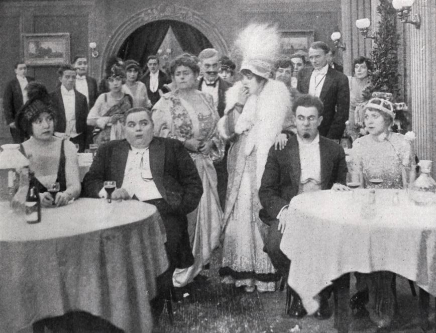 Caption this! 

Still from the American comedy film That Little Band of Gold (1915) with #RoscoeArbuckle, #MabelNormand, and #FordSterling, from the July 1915 issue of Film Fun.

#Damfino #SilentComedy #comedy #Keystone #Hollywood #film #movies #SilverScreen #slapstick #Magazine