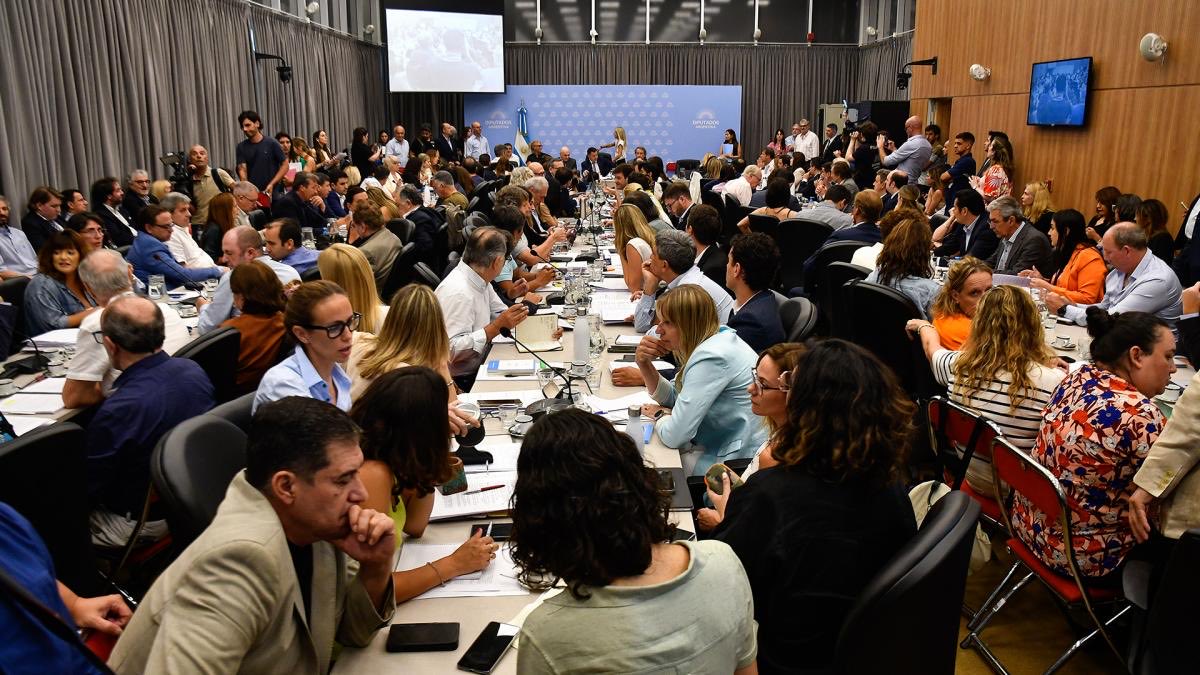 jlsantana1967's tweet photo. Si de algo está sirviendo el alto perfil de lo que está pasando en las comisiones, es para constatar lo tristemente inútil que es el Congreso, la nula capacidad intelectual, la nula capacidad moral, el nulo decoro de la mayoría de sus integrantes. https://t.co/QYUkbKTo6c