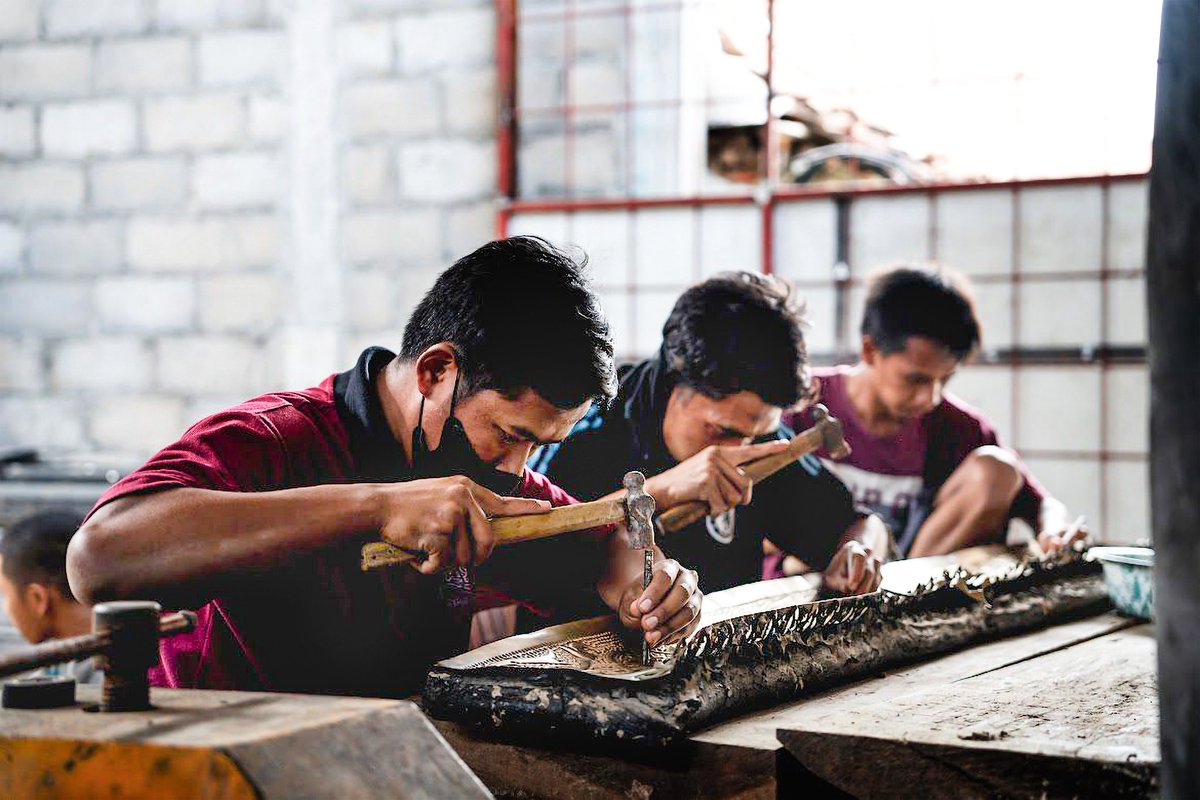 puanmaharani_ri's tweet photo. Galeri seni kuningan dan tembaga ini luar biasa. Sudah berusia 30 tahun, galeri seni di Cepogo, Boyolali, ini karya-karyanya artistik banget… 😍

Selain melihat proses produksinya, tentu tidak lupa membeli sebuah wadah kuningan untuk dipajang di rumah… 😁 https://t.co/mZ94TYRKQP