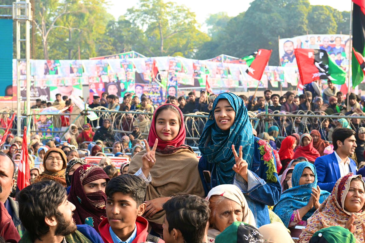 BBhuttoZardari's tweet photo. Thank you Faisalabad! 
For too long we have let our politics be held hostage to the ‘old politics’ of hate, division, and inequality.  We are not condemned to repeat those mistakes. Together we can forge a new path, a new future, built on new ideas, that empower the marginalised and weakest.  The PPP has put forward its 10 point ‘Awami Muashi Muaayda’ that outlines how we can do just that.  Join us, and on February 8th we can begin our journey on a Pakistan that works for all.