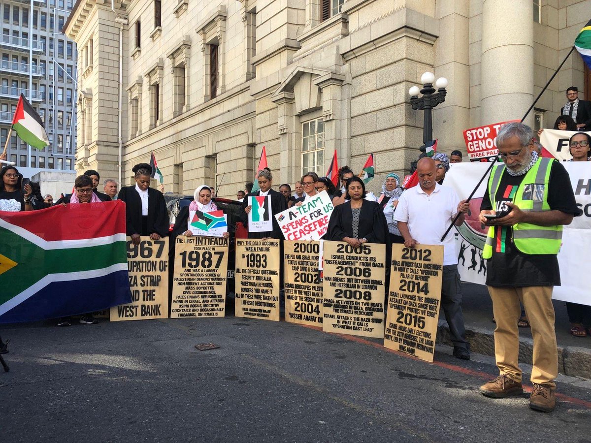 African_AAA's tweet photo. Outside the Western Cape High Court this morning in support of South Africa’s application before the International Court of Justice to #EndIsraelsGenocide.

#FreePalestine https://t.co/lTCSiQHUhi