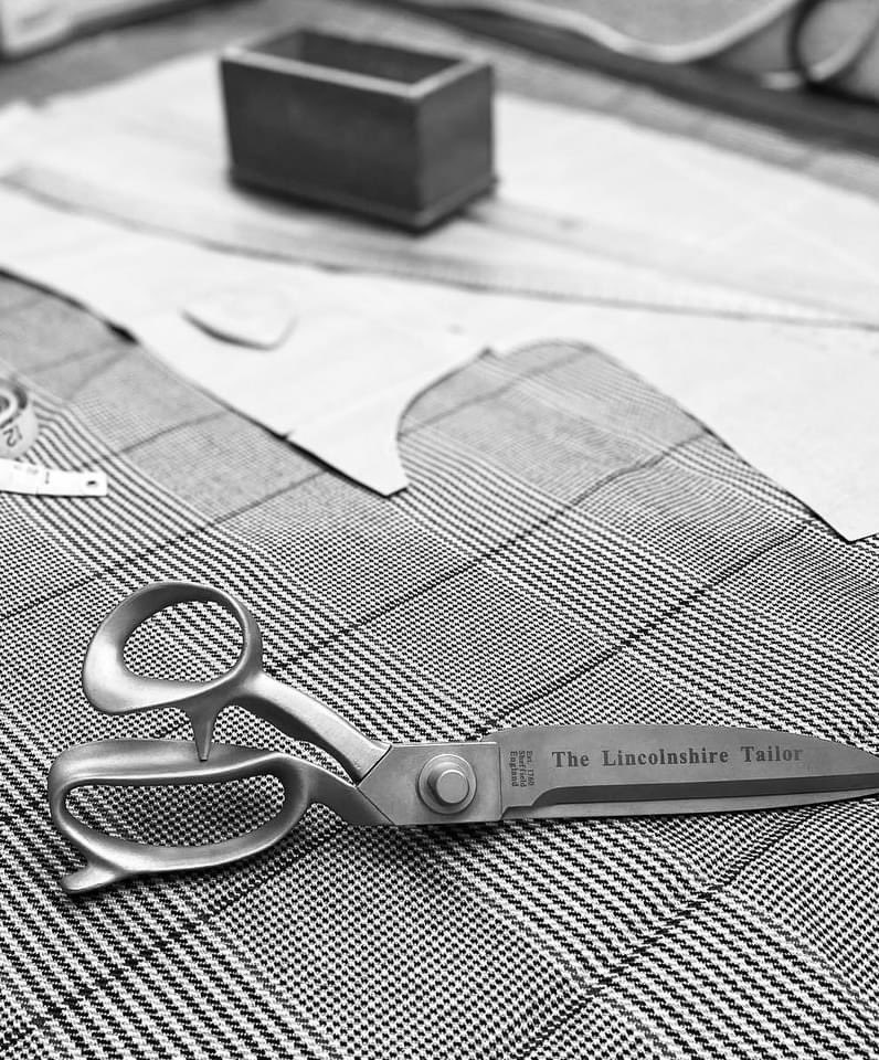 AndrewJMusson's tweet image. On the mannequin ~ Classic English country check tweed sports jacket with maroon velvet top collar! 

 #lincoln #lincolnshire #tweedjacket #tweed