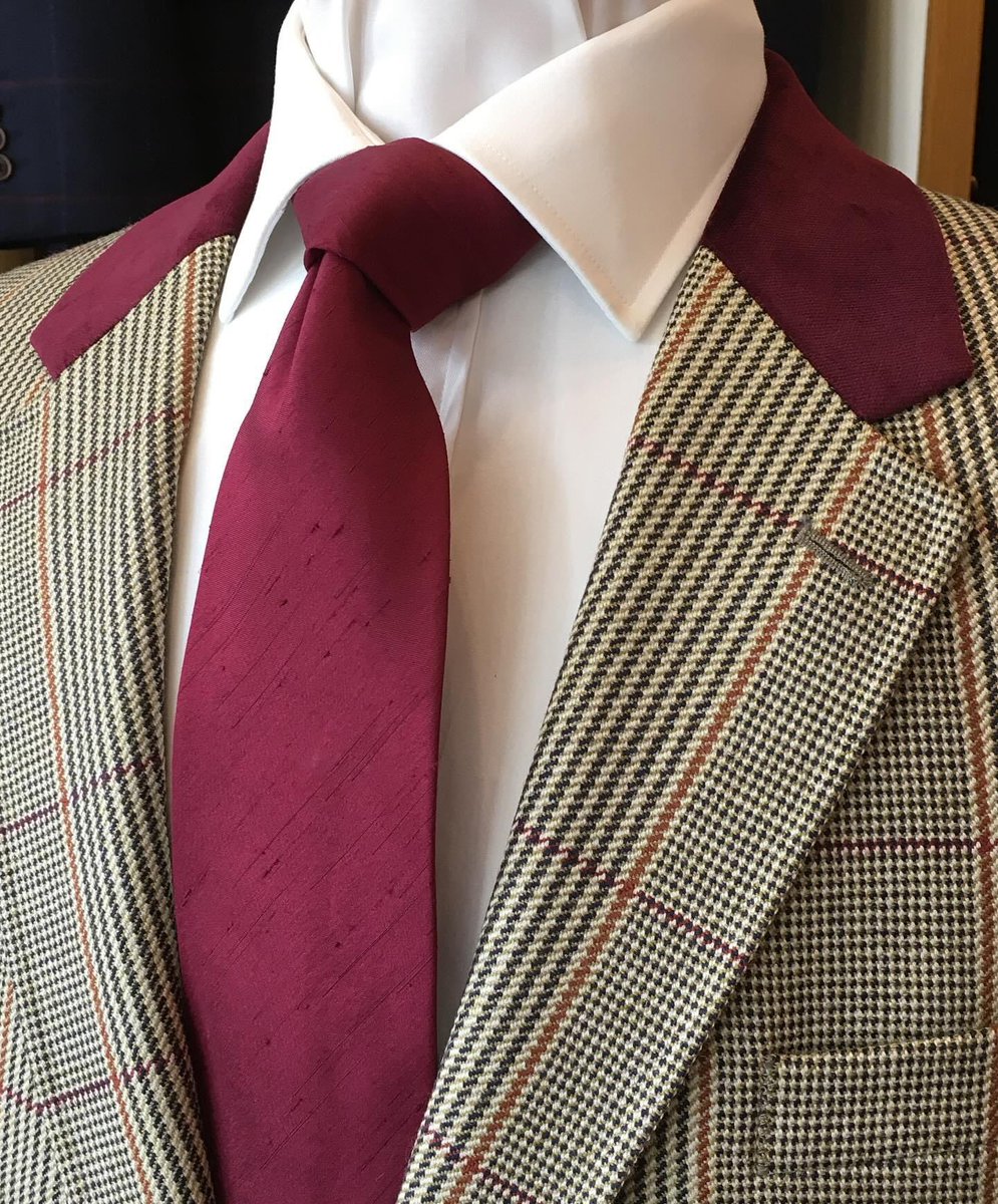 AndrewJMusson's tweet image. On the mannequin ~ Classic English country check tweed sports jacket with maroon velvet top collar! 

 #lincoln #lincolnshire #tweedjacket #tweed