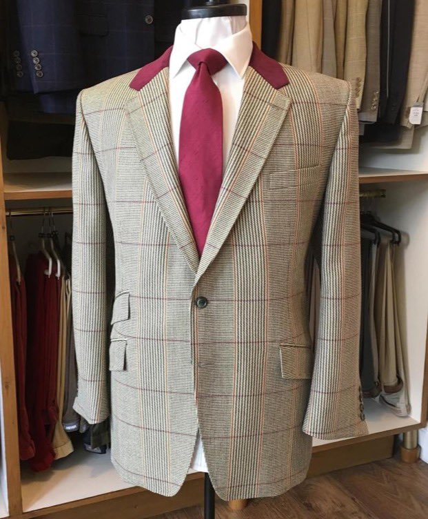 AndrewJMusson's tweet image. On the mannequin ~ Classic English country check tweed sports jacket with maroon velvet top collar! 

 #lincoln #lincolnshire #tweedjacket #tweed