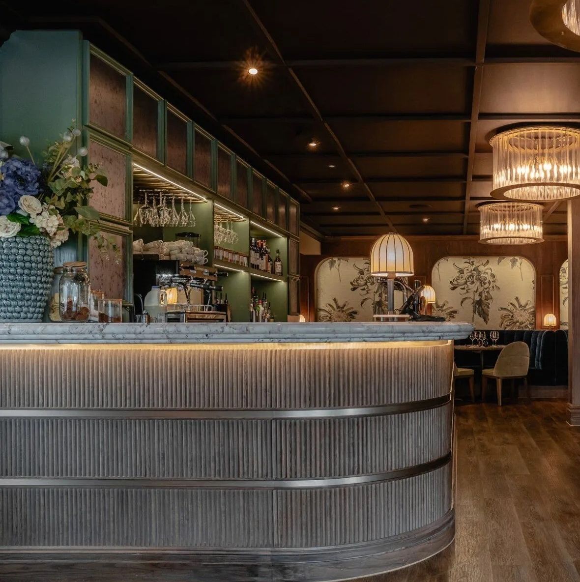 The waterfall edge detail on this bar top is the perfect addition the reeded bar front. The contemporary touches of gold bring this bar together in an outstanding way.✨️😍⁠
⁠
⁠
#drinks #cocktail #cocktailbar #details#hospitalitydesign #finedining #restaurantdesign