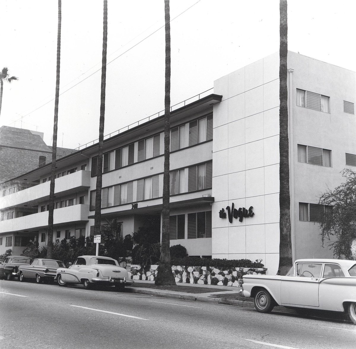 the Roberts Institute of Art (@robertsinstart) on Twitter photo 📸 Ed Ruscha, ‘The Vogue’ (1965/2003) from #theDavidandIndrėRobertsCollection.
The photograph is part of ‘Apartment Houses’ (1965), one of the artist’s renowned photo books.
It’s the final week to catch Ruscha’s retrospective ‘Now Then’ at <a href="/MuseumModernArt/">MoMA The Museum of Modern Art</a> in New York. 📸 Ed Ruscha, ‘The Vogue’ (1965/2003) from #theDavidandIndrėRobertsCollection.
The photograph is part of ‘Apartment Houses’ (1965), one of the artist’s renowned photo books.
It’s the final week to catch Ruscha’s retrospective ‘Now Then’ at <a href="/MuseumModernArt/">MoMA The Museum of Modern Art</a> in New York.