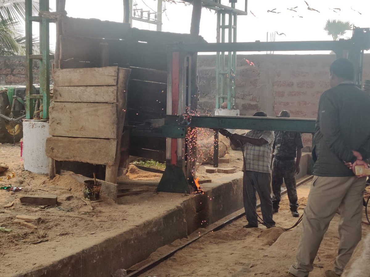 OdishaVigilance's tweet photo. In a joint forest raid conducted today by forest wing of #Odisha #Vigilance on running of 2 illegal sawmills without valid license at Vill-Haripur &amp; Khellar,PS-Balanga #Puri, sawmills‘ accessories along with valuable timber worth Rs.37 Lakhs detected &amp; seized.Investigation contg. https://t.co/anUF3ZcRZ8