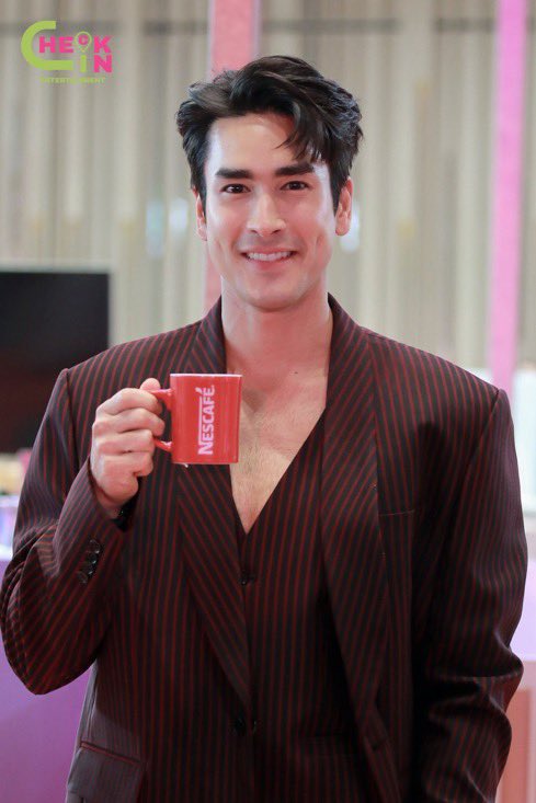 0sQInJ0Zi2DbF7N's tweet photo. พี่แบร์ก็รัวๆปังๆๆๆ มากตั้งแต่ต้นปี แม้จะเป็นงานปิดก็ตาม 👏🏻👏🏻💵💰♥️♥️ ดีงาม #daikinth #NESCAFEMakeYourWorld #caltexth #nadech #kugimiyas https://t.co/yP2NDh3H2F
