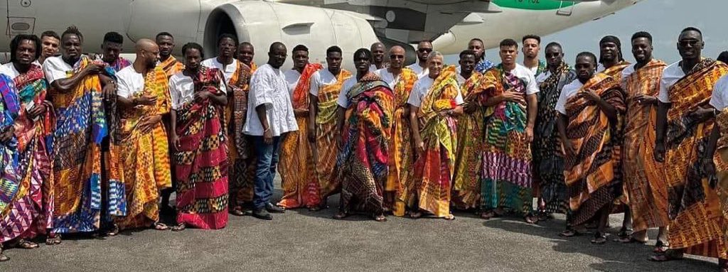 TontonVert's tweet photo. Bonjour @FootballSenegal @Fsfofficielle et @GaindeYi good job pour l’habillement des lions.
Les artisans sénégalais font de belles chaussures sandales .
Pour la prochaine fois pensez à équiper nos lions en chaussures de marque locale ☺️@IbraMiBusiness ou @ngayeadakar 
Dolél Sunu entrepreneurs yi .

Regardez les chaussures de l’équipe ghanéenne 😉