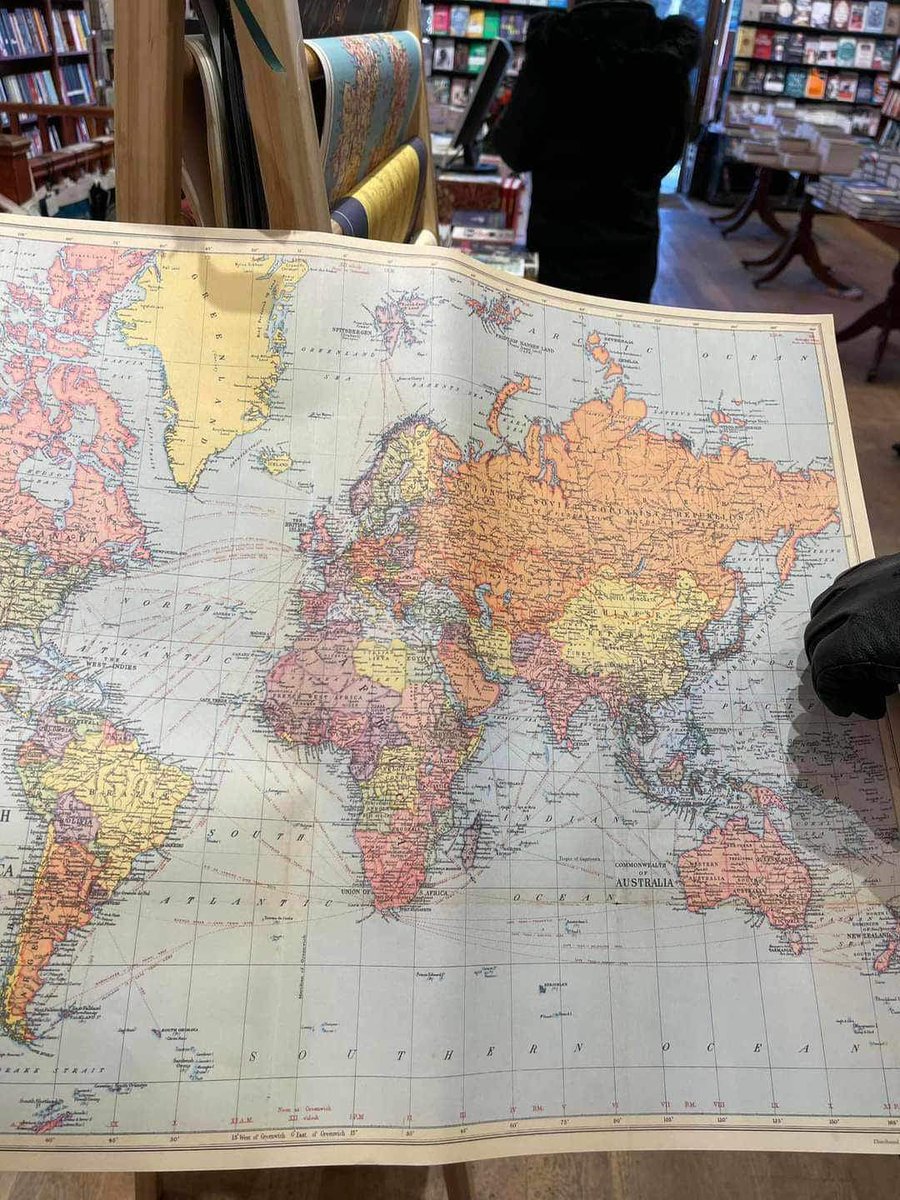 🏴󠁧󠁢󠁥󠁮󠁧󠁿Англи улсад захын нэг дэлгүүрт зарж байгаа газрын зураг. Манай улсыг урд хөрштэй нэгтгэсэн мэт. Ар өвөр Монгол гэхээр төөрөөд байдаг бололтой. Printed in Korea гэнэ. Зүгээр л Монгол оюутныг чи Монгол юм байж яагаад Хятад хэл мэддэггүй юм бэ гэж асуудаг гэнэ. 😡🤬