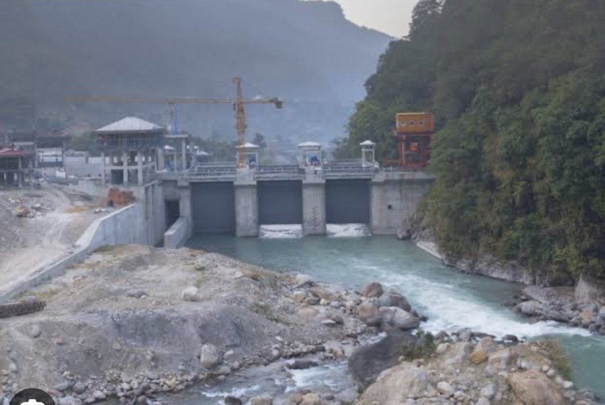 SnegviLuang12's tweet photo. Les travaux de construction du port en eau profonde de #Banana, de la centrale hydroélectrique de #Katenge, de l'aéroport international moderne de #Ndjili au cœur de ce deuxième quinquennat du Président de la République, Chef de l'Etat @fatshi13 , 🇨🇩 🇨🇩🤝🤝🤝🤝🤝 https://t.co/NUWQE8y5Rr