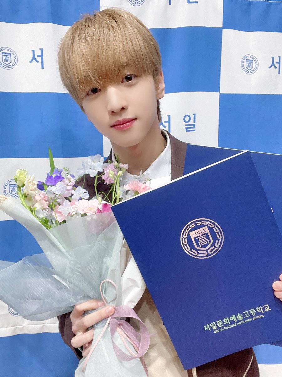 xikers_official's tweet photo. [👀] 

싸이커스 정훈, 유준, 예찬의 졸업을 축하합니다🤍🎓

#xikers #싸이커스 https://t.co/9iBFHDtXql
