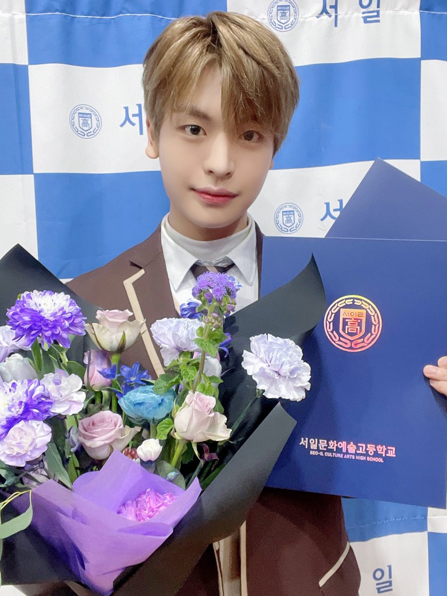 xikers_official's tweet photo. [👀] 

싸이커스 정훈, 유준, 예찬의 졸업을 축하합니다🤍🎓

#xikers #싸이커스 https://t.co/9iBFHDtXql