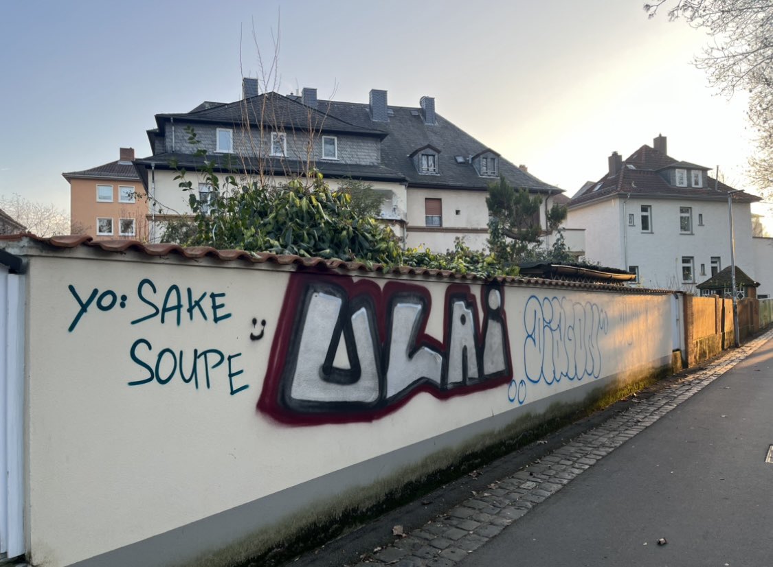 Fuchsbau_22's tweet image. #Ulai (Ausdruck des Erstaunens)

„Anzunehmen ist, dass die heute noch verwendeten Fragmente des Manischen mit der sog. Jugend- und Umgangssprache zusammengefallen sind.“

#Gießen #manisch #Graffiti #GießenZuFuß #SprayPaint #StreetPhotography #GI1001