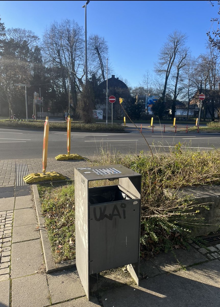 Fuchsbau_22's tweet image. #Ulai (Ausdruck des Erstaunens)

„Anzunehmen ist, dass die heute noch verwendeten Fragmente des Manischen mit der sog. Jugend- und Umgangssprache zusammengefallen sind.“

#Gießen #manisch #Graffiti #GießenZuFuß #SprayPaint #StreetPhotography #GI1001