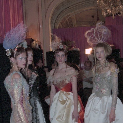 aemisias's tweet photo. Backstage at Yves Saint Laurent (ss98) photographed by Jean-Claude Deutsch https://t.co/aapBVRGW6V