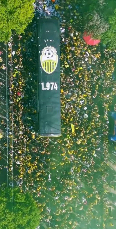 PostalAurinegra's tweet photo. Un ambiente, un marco, una hinchada así, solo lo tienen los mejores clubes del planeta: 

FELICES 50 @DvoTachira el mejor equipo de Venezuela 🇻🇪 https://t.co/88FlZbsCCN