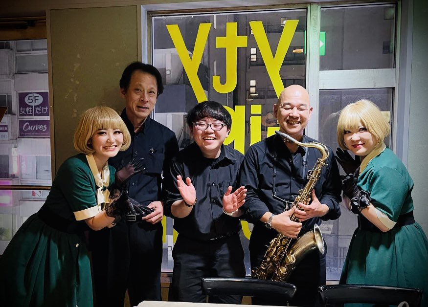 GarakuTown's tweet photo. バタバタとしていてBluesy Peppersの皆様全員とは撮れませんでしたが何枚か撮れたので🤳✨

そしてCDも沢山旅立っていきました🕊♥️

嬉しい🥺✨

メンバーの皆様、スタッフ様、御来場下さいました皆様、素敵な時間をありがとうございました♥️ https://t.co/5ZIcou0fdz