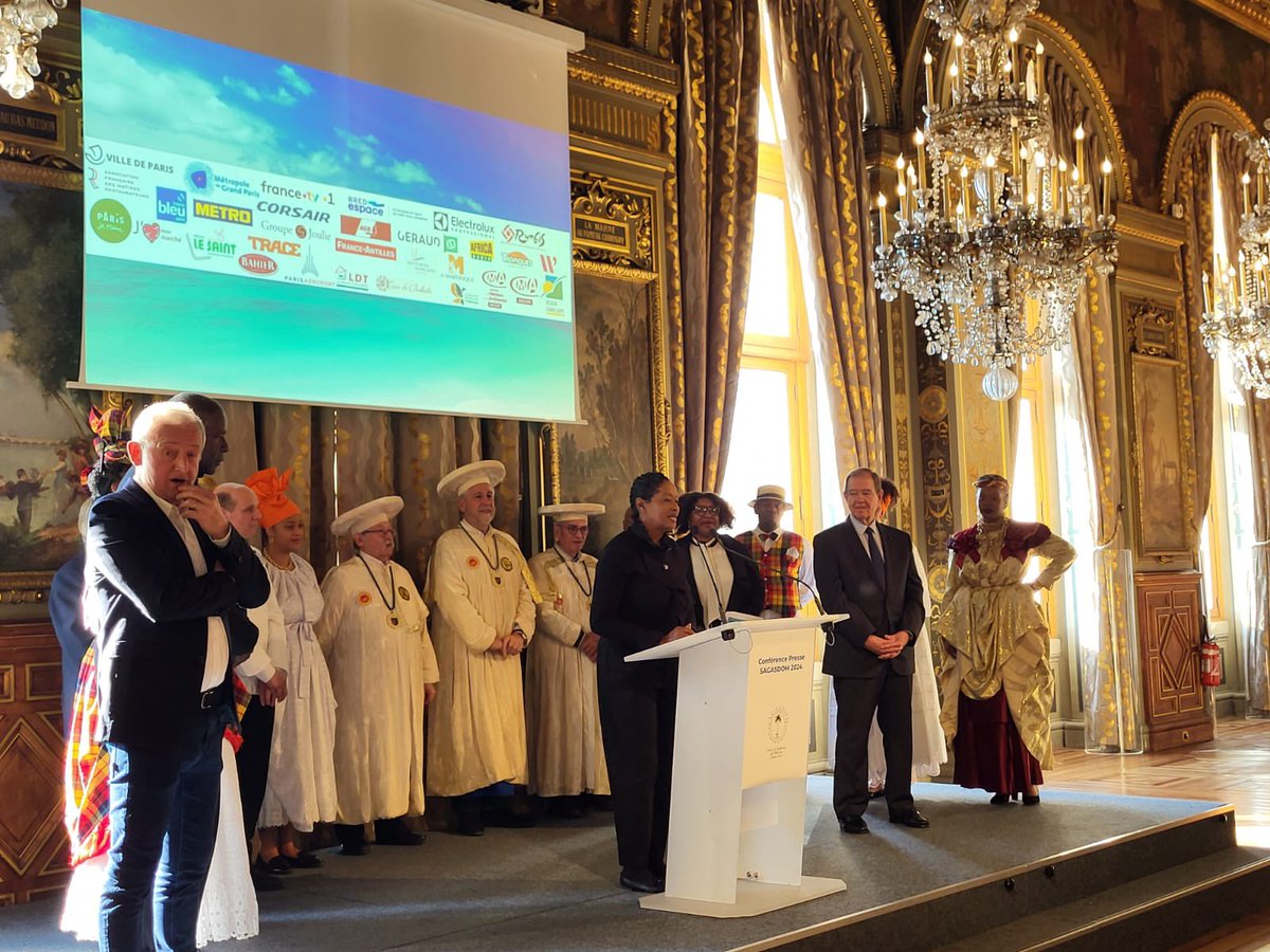 GrandParisMGP's tweet photo. Ce matin, @patrick_ollier était présent aux côtés notamment de @BabetteDR à l���occasion de la conférence de presse de lancement de la 9e édition du Salon de la Gastronomie des Outre-Mer et des Cuisines du Monde (#SAGASDOM).
🤝 Un salon que @GrandParisMGP soutient chaque année depuis 2020, qui a pour objectif de faire connaître le patrimoine gastronomique des Outre-Mer et pays francophones ainsi que la culture, le tourisme et les savoirs-faire à un public national et international.
🗓️ Rendez-vous les 26, 27 et 28 janvier prochains pour découvrir le salon qui se tiendra Porte de Versailles, à Paris.