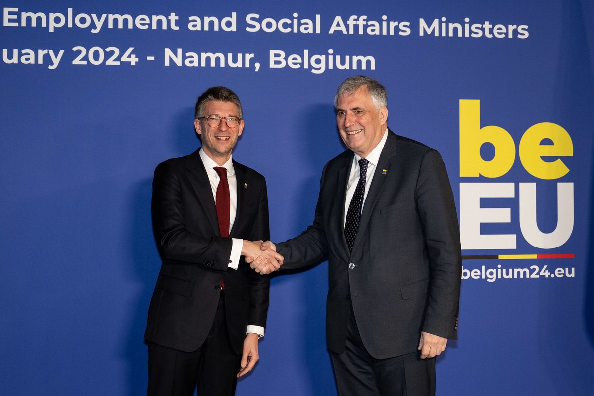 eurofound's tweet photo. 🤝@IvailoKalfin meeting @PYDermagne at the informal EPSCO in Namur today.

Ivailo is providing Ministers with a presentation on social protection, linked to provisional findings from Eurofound’s upcoming report Social Protection 2.0.

📸 @EU2024BE #EU2024BE https://t.co/TAYcinPA0X
