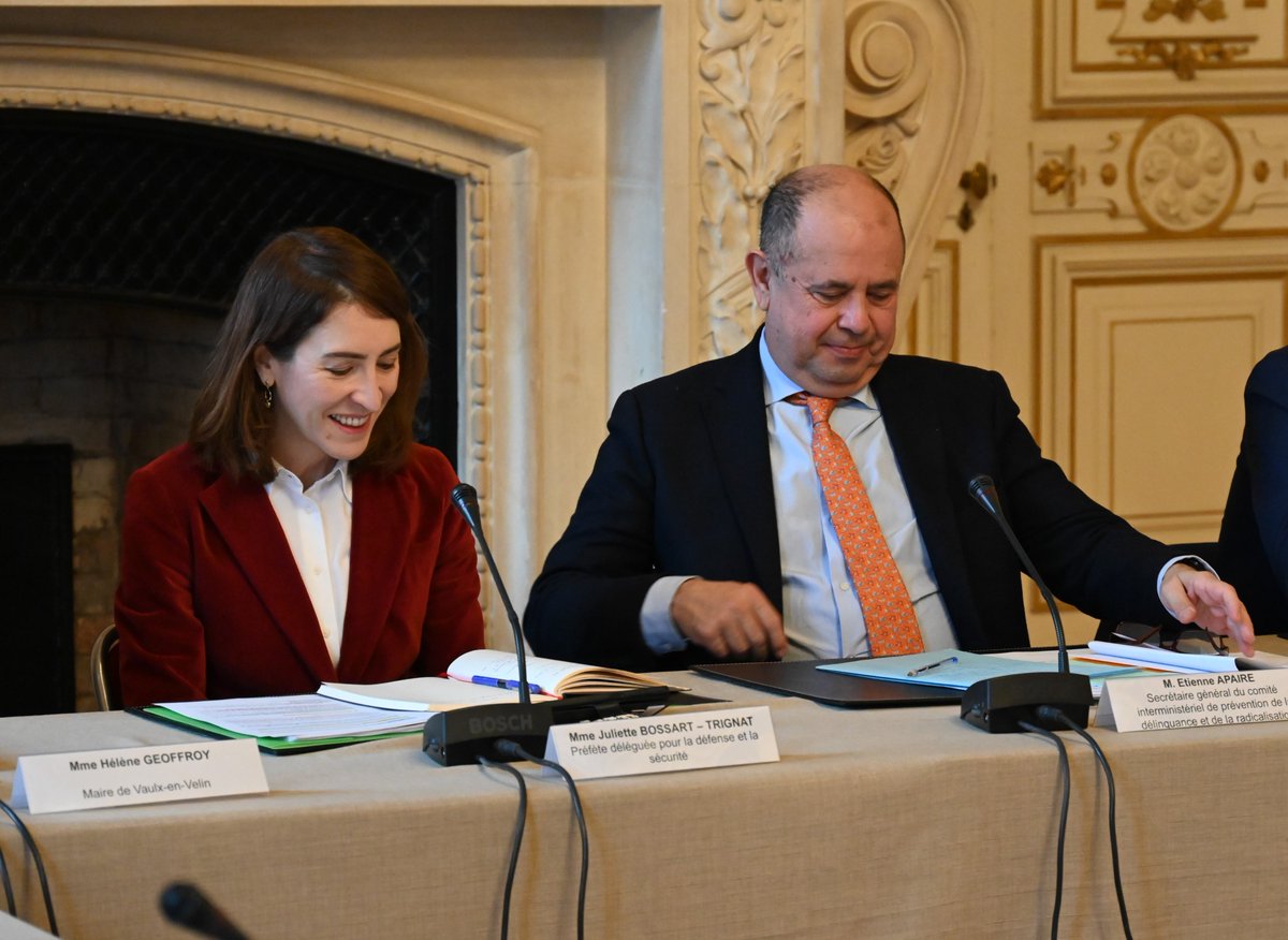 prefetrhone's tweet photo. La 11e réunion du plan de tranquilité-sécurisation concernant la ville de @vaulxenvelin_ s'est tenue aujourd'hui en présence de M. Etienne APAIRE, Secrétaire général du comité Interministériel de #Prévention de la #Délinquance et de la Radicalisation (#CIPDR). https://t.co/SgRAx9vuQt
