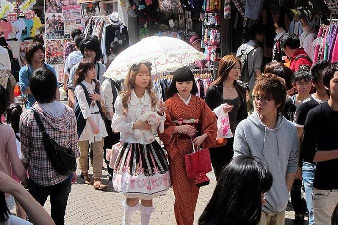 japan__trips's tweet photo. هاراجوكو | 原宿🪷
حي هاراجوكو موطن الأزياء الشبابية الغير تقليدية في #طوكيو. يتميز بشارع تاكيشيتا  الممتلئ الكريب الشهيرة و محلات الملابس. قريبة منها منطقة اوموتيساندو وهي ثاني أشهر منطقة في هاراجوكو التي تضم أشهر الماركات العالمية وأفخم المقاهي. 👛 https://t.co/wKAq0n8mIx