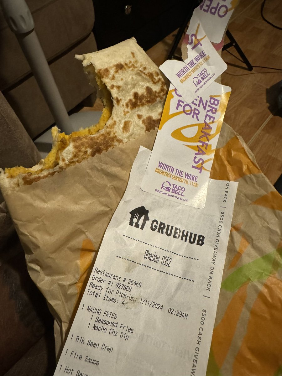 shadowfyah's tweet photo. Sooo why is this not black bean? I don’t eat meat and @tacobell this what yall feeding me? https://t.co/vhZJkDVK8X