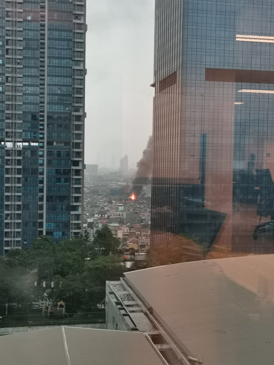 lestiyahanum's tweet photo. Kebakaran View from my office today - Kamis 11 january 2024.
Ini makin membesar dr awal2 td lihat, perkiraan daerah Manggarai. https://t.co/MQsfObN1YC