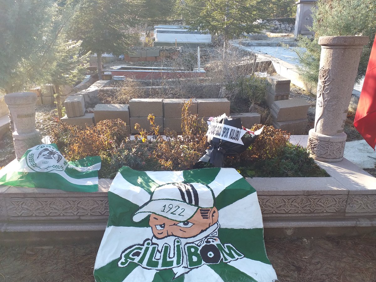 Konyaspor tarihinin her yönüyle en iyi stoperi ve oyuncusunu vefatının senei devriyesinde makamında ziyaret ettik.
Kalbimizdesin Ahmet Çalık🌙🖤
