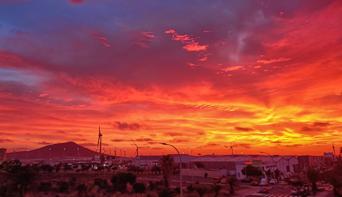 Espectacular amanecer de fuego hoy en Gran Canaria
<a href="/tiempobrasero/">Tutiempo</a>

<a href="/TiempoRTVC/">El Tiempo RTVC</a>
<a href="/VickyPalmaMeteo/">Vicky Palma</a>
<a href="/meteogc/">Meteo y paisajes Gran Canaria</a>
@canarias_es
<a href="/AGMCan/">AGMC - Actualidad Geográfica-Meteorológica de 🇮🇨</a>
<a href="/meteoGCcom/">meteograncanaria.com</a>
<a href="/TiempoRTVC/">El Tiempo RTVC</a>
<a href="/AEMET_Canarias/">AEMET Canarias</a>