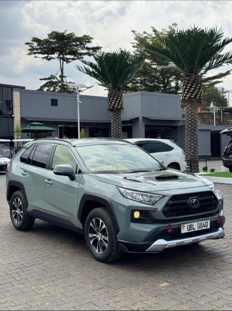 AllanSseky's tweet photo. Mwe mugende ewa @ronnie_musiime mufuune the best car deals. 

Call +256 775 075359 for inquiries. https://t.co/EJPEqHtwHH