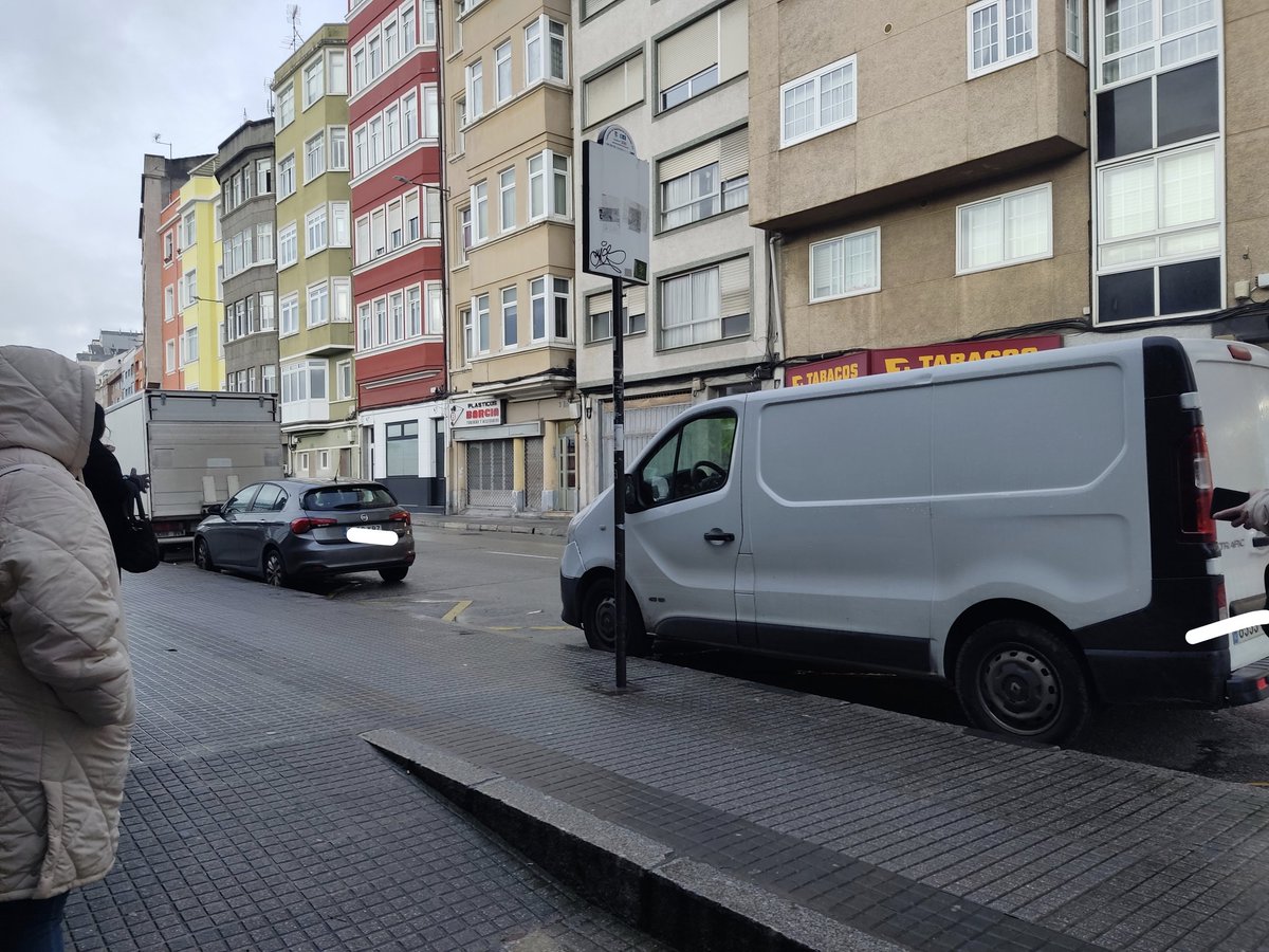 PdValentin's tweet photo. Ahora mismo la parada de la estación de tren @TranviasCoruna https://t.co/5e1m84tOB7