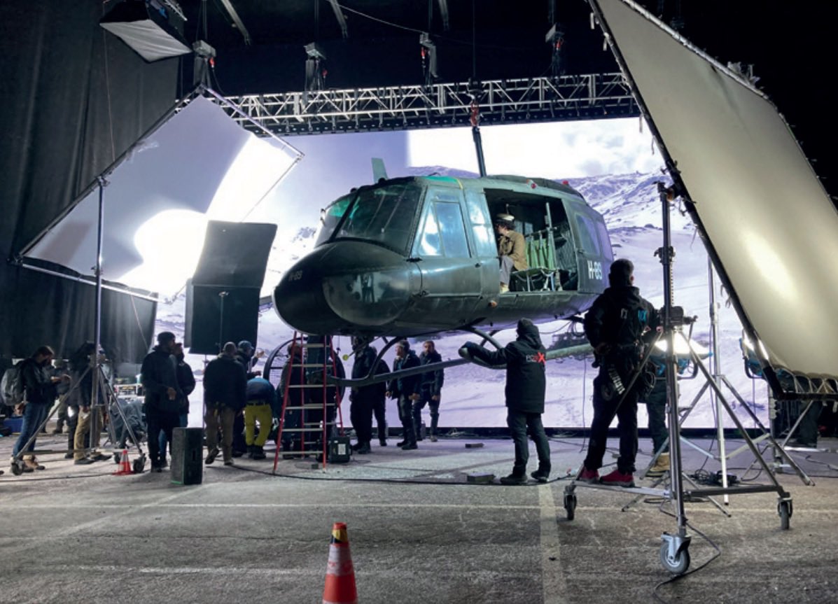 FilmBayona's tweet photo. Special effects(SFX) or visual effects (VFX)?
Here you have some examples of when a scene requires the work of the SFX team (first two pictures) and when it falls in the hands of the VFX team (last two pictures).
Both teams work hand in hand to accomplish one final and perfect shot.

#SocietyOfTheSnow 
#LaSociedadDeLaNieve