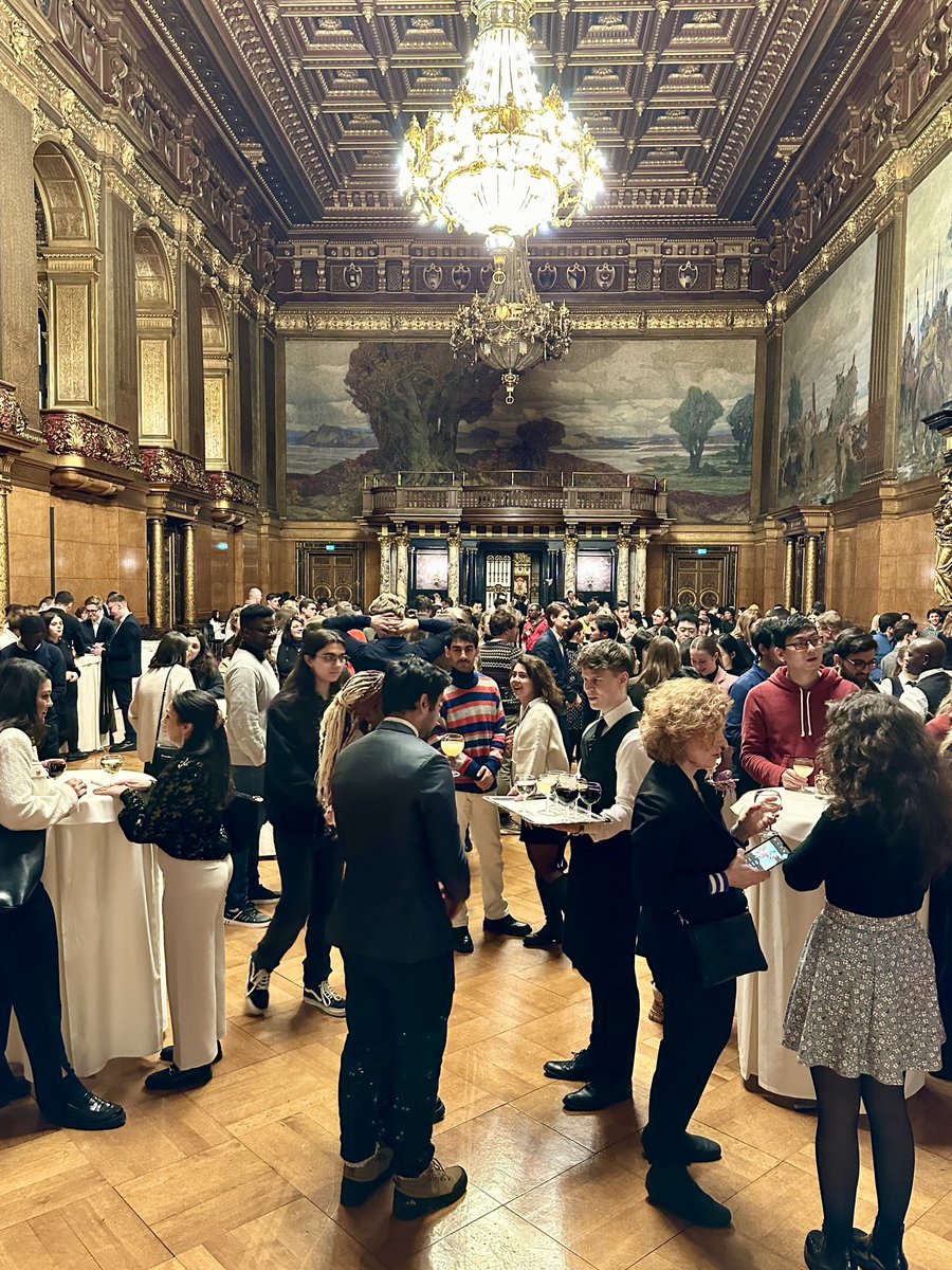 👋🌐🎓 Great to have you here! <a href="/fegebanks/">Katharina Fegebank</a> begrüßt die neuen internationalen Studierenden beim Senatsempfang. Der Anteil ausländischer Studierender steigt fortlaufend (aktuell 14 %): Eine Bereicherung für den wissenschaftlichen Austausch und das Stadtleben in #Hamburg.