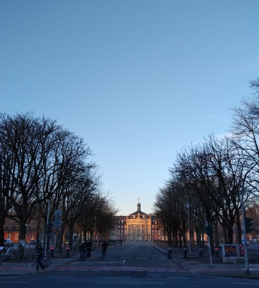 v_i_o_l_a's tweet photo. endlich mal wieder ein dienstgang ohne regenschirm, und das @uni_muenster-HQ im sonnenschein. ☀️ #diehellendinge https://t.co/3Uncr6sBjB