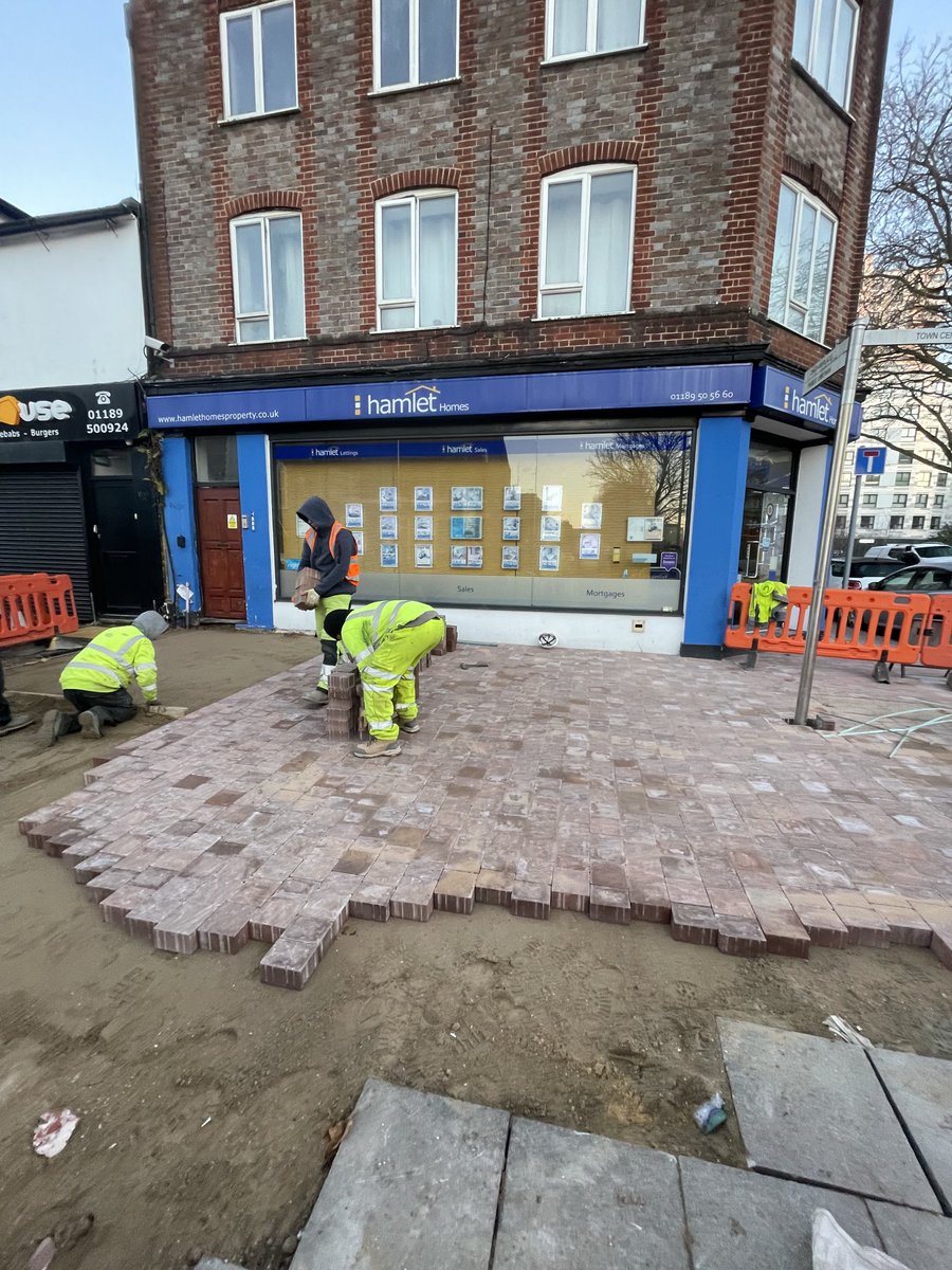 go ahead! Make my day!!! New paving going in along the Oxford Road-thanks2 ⁦@hshaz_reading⁩ - ⁦@ReadingCouncil⁩ ⁦@HistoricEngland⁩ and the dedicated work of our teams out early in the freezing cold! Looking brilliant!😎👌🏻⁦@Adele_Thames⁩ ⁦@LengMicky⁩