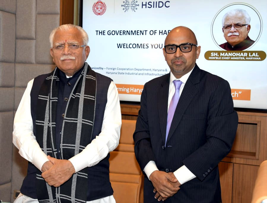 cmohry's tweet photo. गुजरात में आयोजित #VibrantGujaratGlobalSummit के दौरान आज मुख्यमंत्���ी श्री @mlkhattar ने अमेरिका के प्रतिनिधिमंडल के साथ बैठक की।

इस अवसर पर सीएम ने हरियाणा में निवेश और उद्योगों से जुड़े विभिन्न आवश्यक विषयों पर उनसे चर्चा की।

#GOGlobalApproach https://t.co/CfzmgdcXXl
