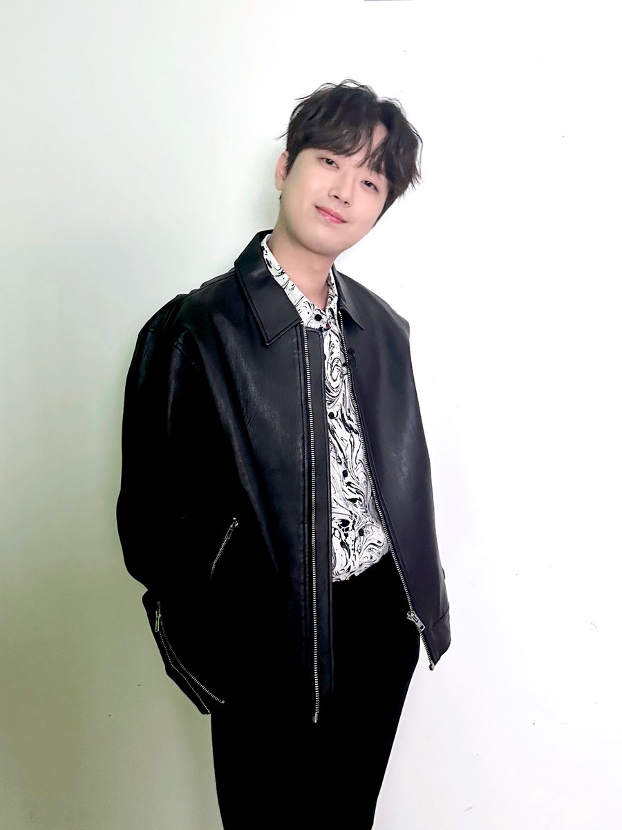 ChanWonOfficial's tweet photo. 📸 찬또그래퍼 📸

오늘은 <과몰입 인생사>에
가죽자켓을 걸치고
멋있게 나타난 찬원😍

찬원의 미모에
또근대는 심장 부여잡으며
함께 과몰입하러💘

모두 오후 9시
SBS로 모여주세요🙌🏻

#이찬원 #LeeChanWon 
#과몰입인생사 
#티엔엔터테인먼트 https://t.co/kr07rDw1bd