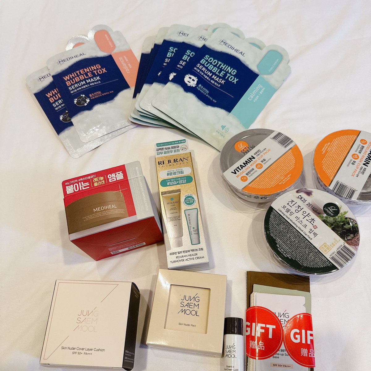 BySorella's tweet photo. 今回の旅行で買った物を帰りのパッキングの時に並べてみました…
今回は主にクリニックに課金したので、そんなにお買い物はしませんでした😊
でも、空港でこの他にお土産の玄米海苔？やらばら撒きできるものをいくつか👍
今年は美容に力を入れてみます🤣
#韓国旅行
#ひとり韓国 https://t.co/hQBS8a2YcK