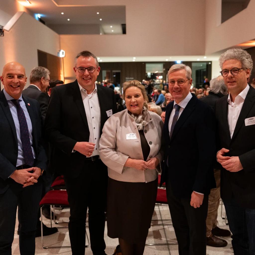 n_roettgen's tweet photo. Herzlichen Dank an die @CDU_MS, @_SimoneWendland als Kreisvorsitzende, meinen geschätzten Kollegen Stefan Nacke und CDU-Oberbürgermeister @LeweMarkus für die Einladung an diesen tollen Ort. Den vielen Gästen danke ich herzlich für das große Interesse! https://t.co/xgdBZMx1fM