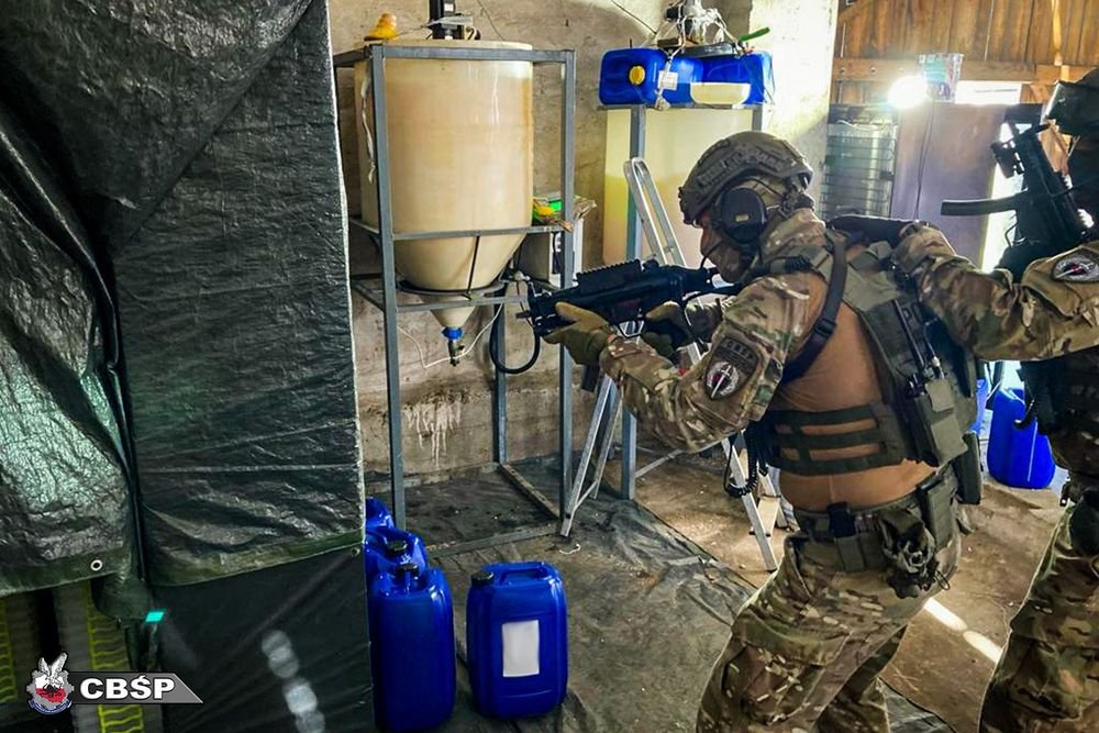 j_clic's tweet photo. Polish Officers from the Central Investigation Bureau (CBŚP) dismantled #clephedrone clan lab. Items seized included two reactors containing 460 liters of liquid from which 115 kg of designer drug #clephedrone. See video in the link. #clanlab #NPS
https://t.co/WPpef71P5G https://t.co/AwwaWGcYMU