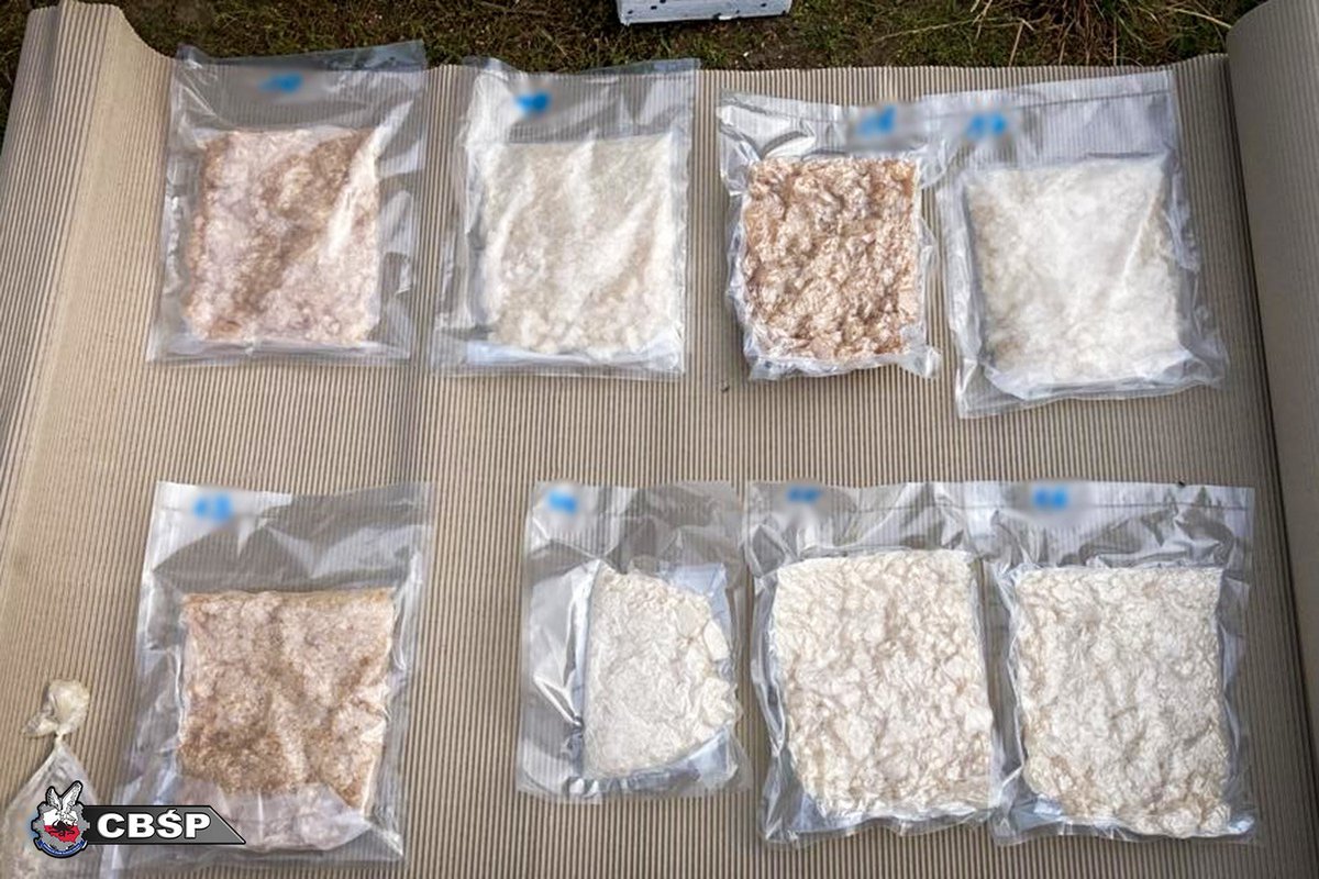 j_clic's tweet photo. Polish Officers from the Central Investigation Bureau (CBŚP) dismantled #clephedrone clan lab. Items seized included two reactors containing 460 liters of liquid from which 115 kg of designer drug #clephedrone. See video in the link. #clanlab #NPS
https://t.co/WPpef71P5G https://t.co/AwwaWGcYMU