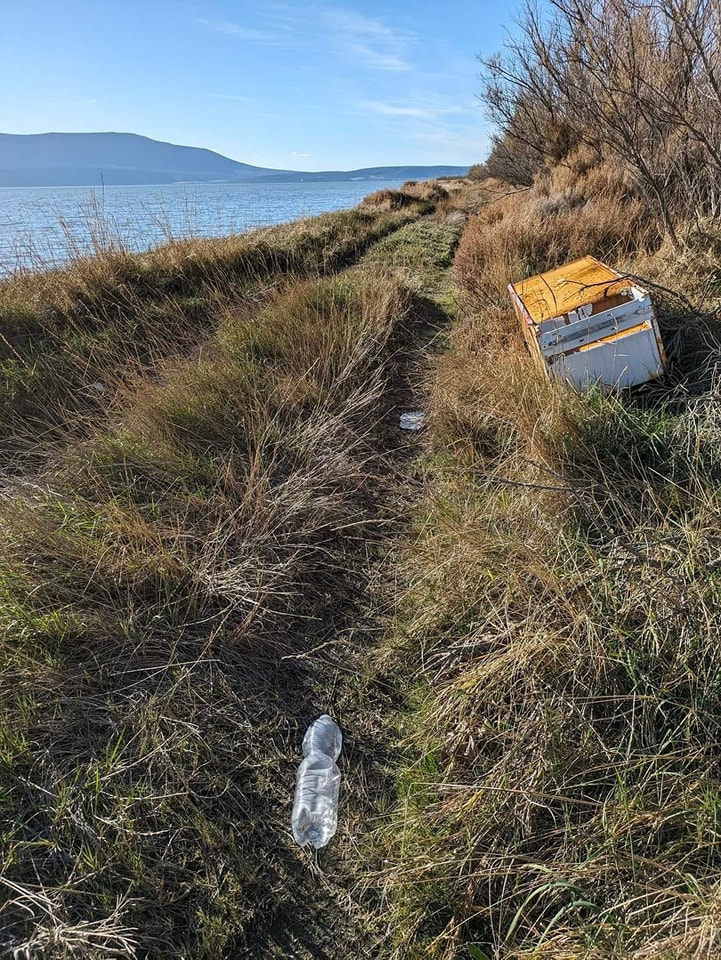 🤮🚯🙅#LagodiVarano, da qui passerà una #ciclovia i cui lavori di realizzazione dovrebbero cominciare prossimamente. Sono decine i punti come e peggio di quelli qui fotografati. Le foto ci sono state inviate da una cicloturista. #rifiutiabbandonati #discaricaabusiva #puglia