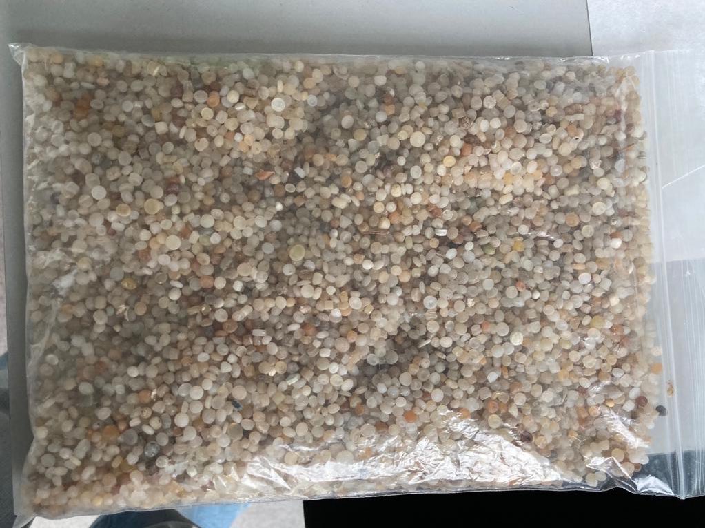 crisrcas's tweet photo. El vertido de pellets de plástico al mar sí es un problema medioambiental grave. Y tiene múltiples consecuencias.
Pueden ser ingeridas por animales afectando a su salud pero también liberan compuestos químicos que afectan a los organismos marinos. https://t.co/u2D7j9vah1