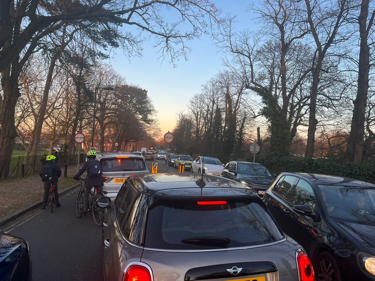 The #schoolrun in #dulwichwood ward.

5,000 pupils travel here daily from all over London. 

The car trips to & from this *destination* contribute to congestion on Southwark roads - #croxted #hernehill 

But @lb_southwark have cancelled plans for parking restrictions here??