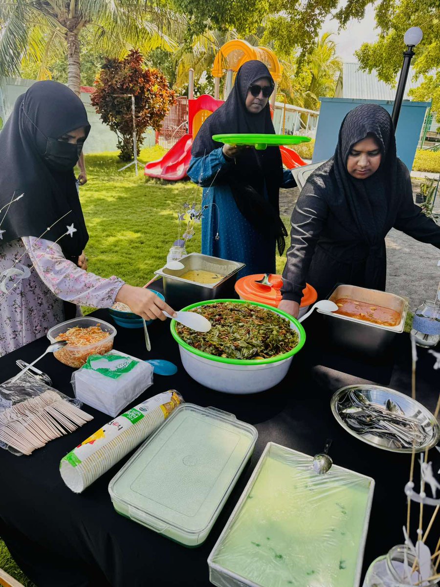 LandhooSchool's tweet photo. މިސްކޫލުގެ މަލްޓިޕާޕޯސް ހޯލް އިމާރާތްކުރުމުގެ މަސައްކަތްކުރާ ފަރާތްތަކަށް، މިސްކޫލުގެ ބެލެނިވެރިންގެ "ލިލީ ގުރޫޕުން" ދެއްވި މެންދުރުގެ ޖާފަތް https://t.co/HzevBTTc8s