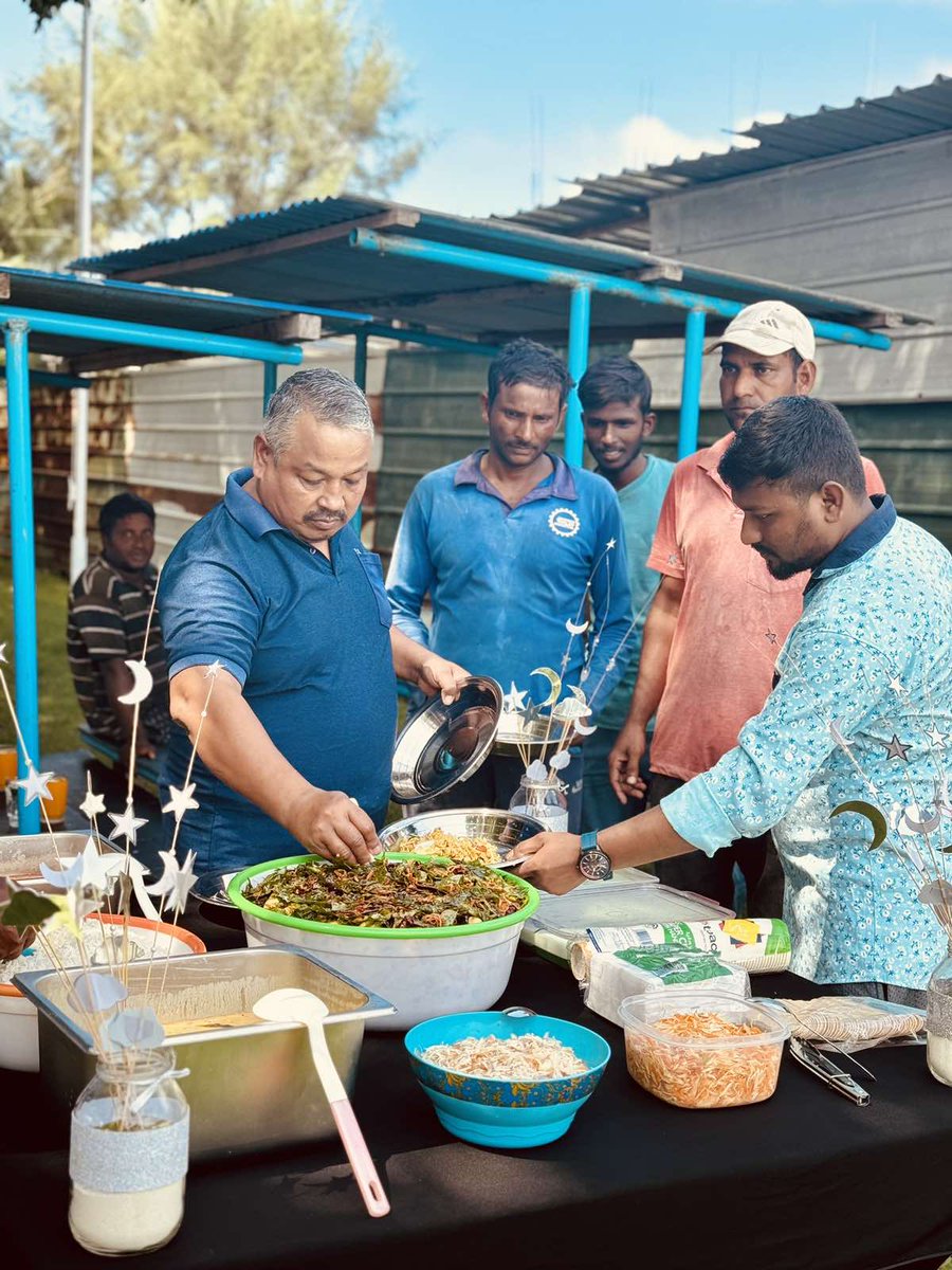 LandhooSchool's tweet photo. މިސްކޫލުގެ މަލްޓިޕާޕޯސް ހޯލް އިމާރާތްކުރުމުގެ މަސައްކަތްކުރާ ފަރާތްތަކަށް، މިސްކޫލުގެ ބެލެނިވެރިންގެ "ލިލީ ގުރޫޕުން" ދެއްވި މެންދުރުގެ ޖާފަތް https://t.co/HzevBTTc8s