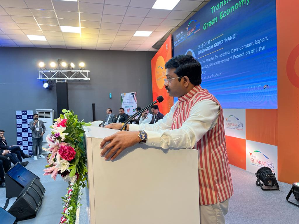 _InvestUP's tweet image. The #SingleWindow system, world-class #infrastructure &amp;amp; #connectivity have transformed #UttarPradesh in to New India’s Growth Engine: Hon'ble Minister, Industrial Development Shri @NandiGuptaBJP at a session on Transition to Green Economy &amp;amp; EVs at #VibrantGujaratGlobalSummit2024.