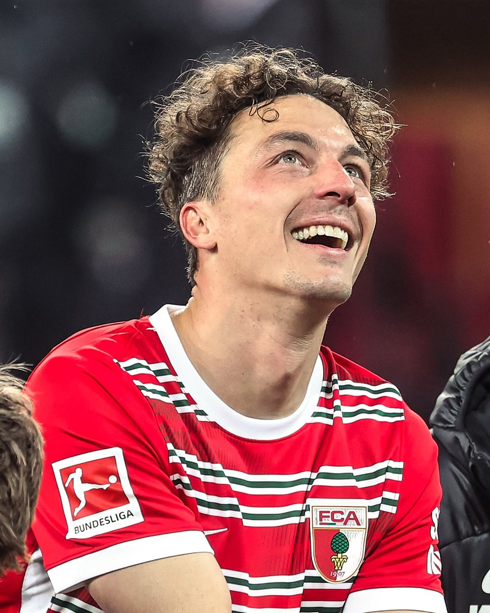 FCAugsburg's tweet photo. Nach über 15 Jahren im Profifußball hat Julian Baumgartlinger im Sommer seine Karriere beendet. Beim Spiel gegen Leverkusen werden wir Baumi vor Anpfiff im Stadion verabschieden. Freut Euch auf das Wiedersehen! ✌️ #FCAB04 https://t.co/vSQvRyLLIK