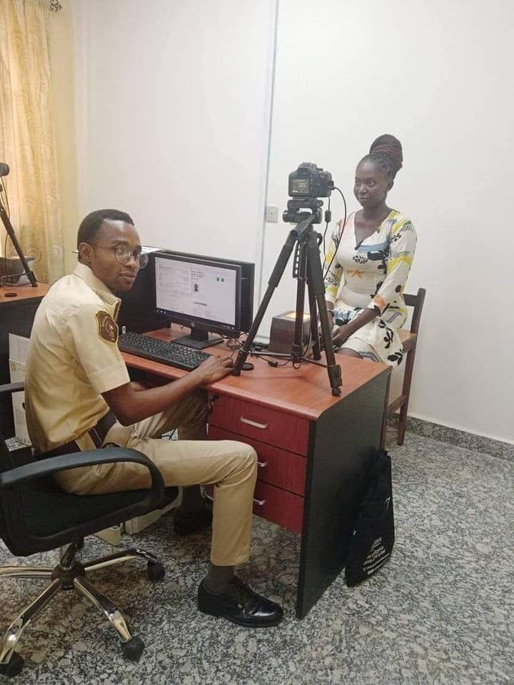 fattylincorn_01's tweet image. Do you know that Ile-Oluji in Ondo state has a passport office? If you didn’t know now you do! Come in, capture with ease, come back in two weeks time to collect. No long queues.
You can come from anywhere to capture there if you have difficulty where you reside. Oijefon a gbe wa…